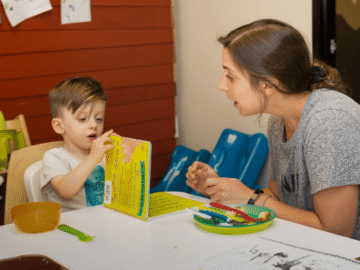 أدوات تنمية اللغة والنطق للأطفال المتأخرين لغويًا