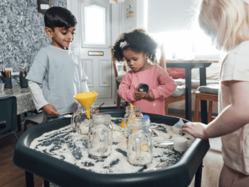 أهمية التربية الحسية في تعليم الأطفال التوحديين