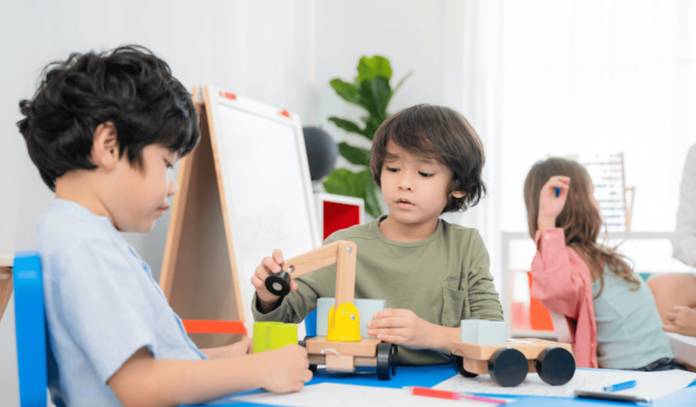 البرامج التي تعزز التواصل اللفظي وغير اللفظي للأطفال المصابين بالتوحد