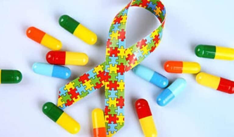 الفرق بين العلاج الدوائي والسلوكي للتوحد