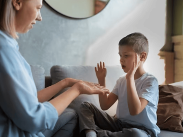 تدريب عملي لتعليم الطفل المصاب بالتوحد استخدام الإشارات اليدوية