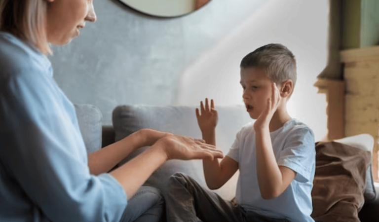 تدريب عملي لتعليم الطفل المصاب بالتوحد استخدام الإشارات اليدوية