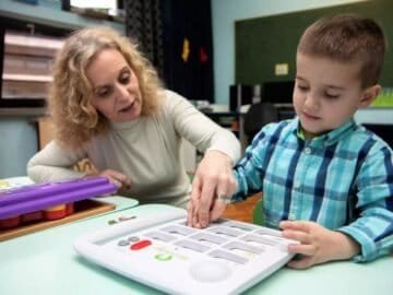 دور الأخصائي التربوي في تعليم الأطفال ذوي التوحد