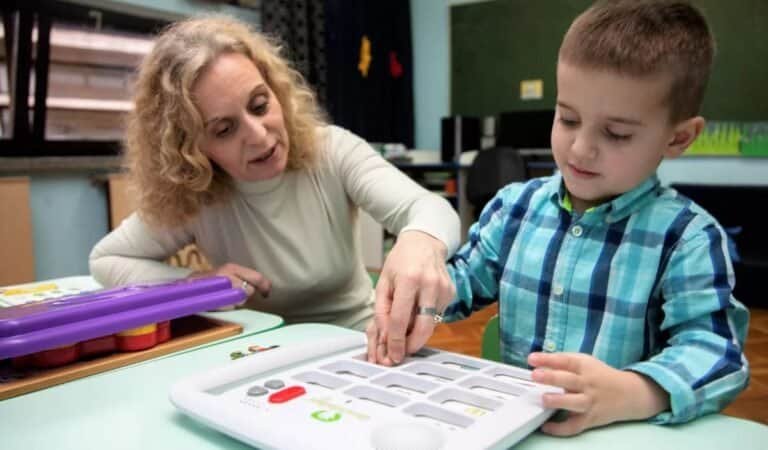 دور الأخصائي التربوي في تعليم الأطفال ذوي التوحد