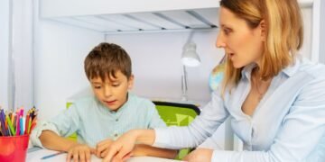 كيف تختار الخطة العلاجية المناسبة لطفلك التوحدي؟
