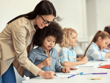 كيف تدرب معلمي المدارس على التعامل مع التوحد؟