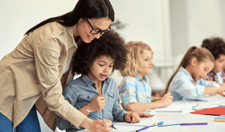 كيف تدرب معلمي المدارس على التعامل مع التوحد؟