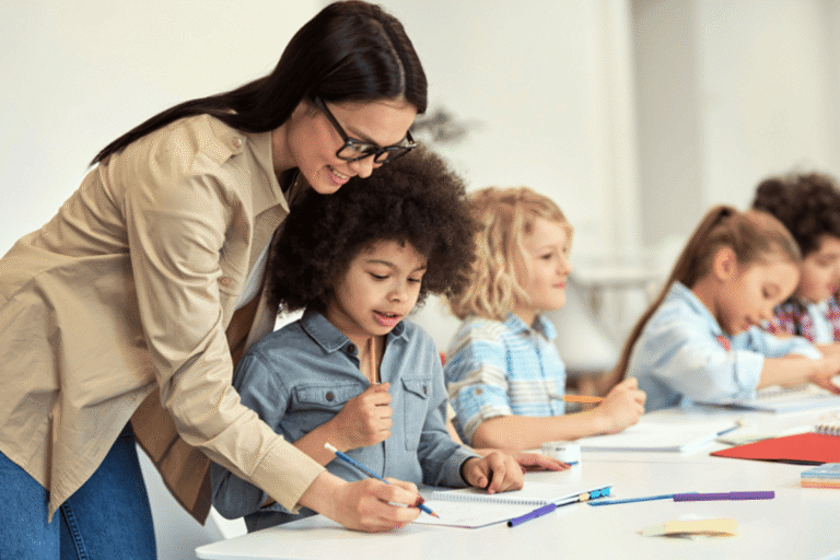 كيف تدرب معلمي المدارس على التعامل مع التوحد؟