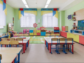 كيف تصمم بيئة صفية مناسبة لطفل توحدي؟