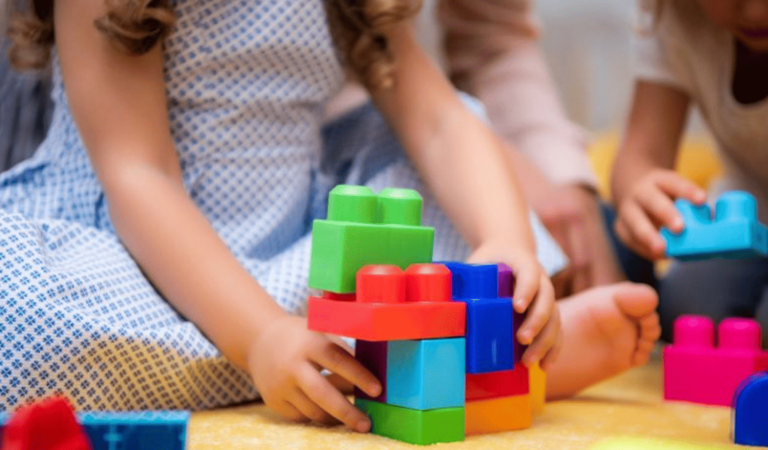 كيف نبني شبكة دعم عاطفي داخل أسرة طفل التوحد؟