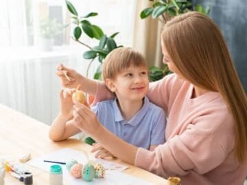 كيف نتعامل مع نظرات المجتمع وانتقاداته لسلوكيات أطفال التوحد؟