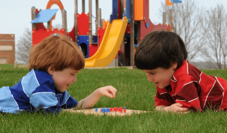 لعبة الأدوار: تدريب الطفل على انتظار دوره في الحوار