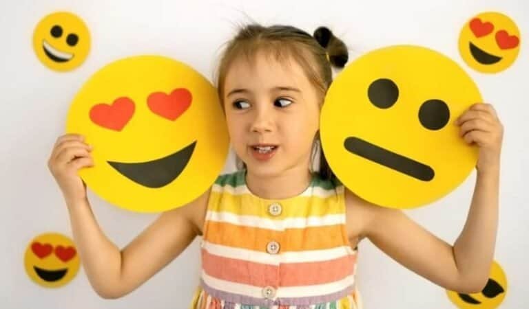 نشاط “بطاقات المشاعر”: تعليم الطفل التعرف على العواطف