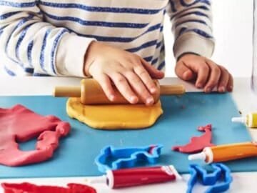 أنشطة يومية بسيطة تنمي المهارات الحسية للطفل التوحدي