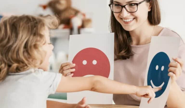 خطوات عملية للتواصل اليومي مع طفل توحدي