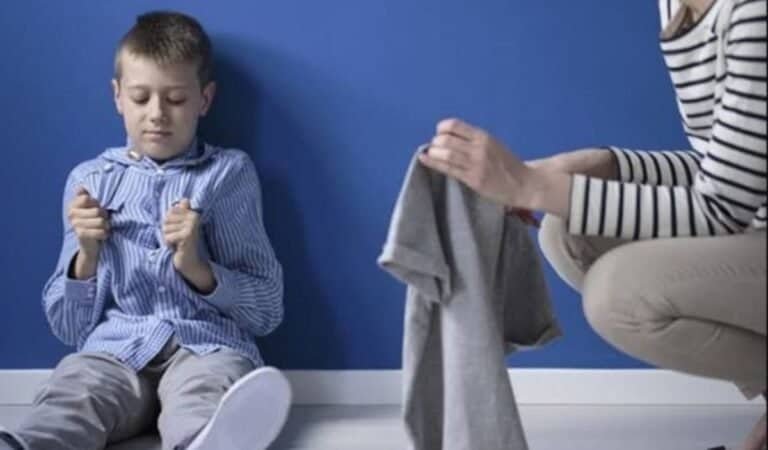 ارتداء الملابس عند أطفال التوحد: التحديات والحلول