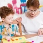 كيف تبني خطة تعليمية فردية (IEP) لطفل توحدي؟