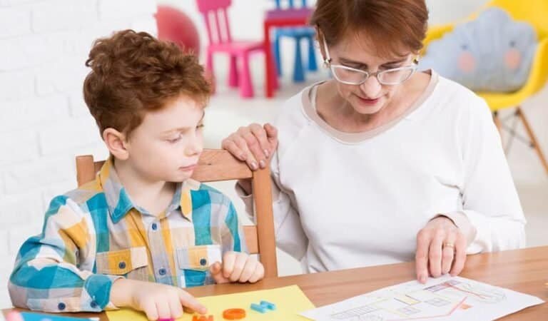 كيف تبني خطة تعليمية فردية IEP لطفل توحدي