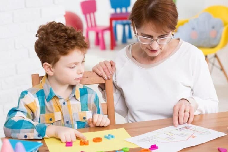 كيف تبني خطة تعليمية فردية (IEP) لطفل توحدي؟