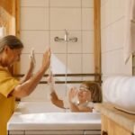 كيف تجعل وقت الاستحمام تجربة مريحة لطفل توحدي؟