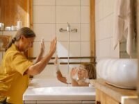 كيف تجعل وقت الاستحمام تجربة مريحة لطفل توحدي؟