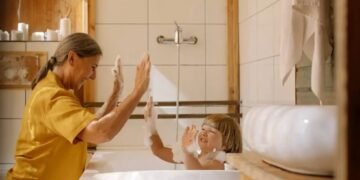 كيف تجعل وقت الاستحمام تجربة مريحة لطفل توحدي؟