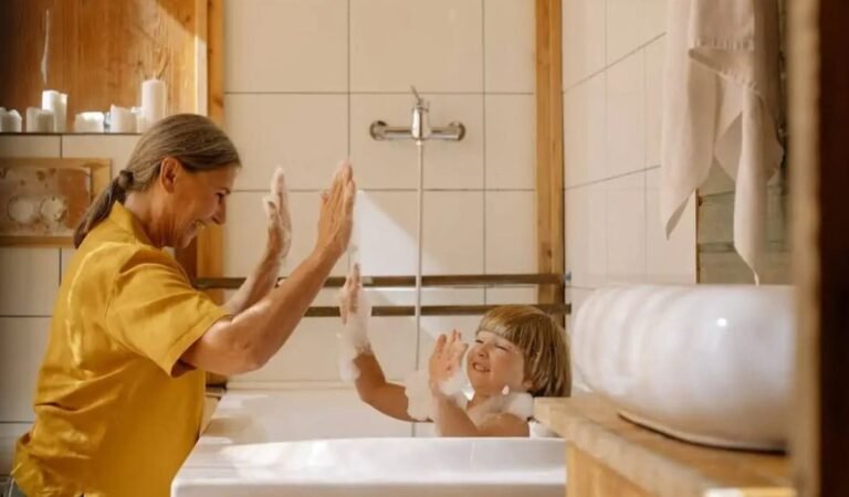 كيف تجعل وقت الاستحمام تجربة مريحة لطفل توحدي؟