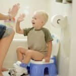 كيف تُدرّب طفلك على استخدام الحمام؟