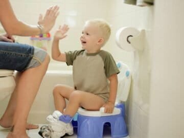 كيف تُدرّب طفلك على استخدام الحمام؟