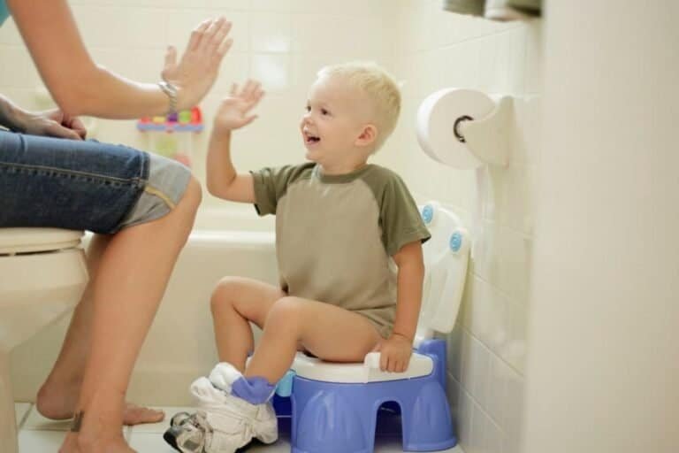 كيف تُدرّب طفلك على استخدام الحمام؟