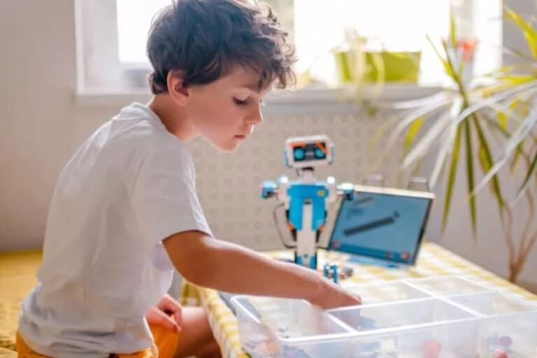 كيف يمكن استخدام البرمجيات المفتوحة لدعم الأطفال التوحديين؟