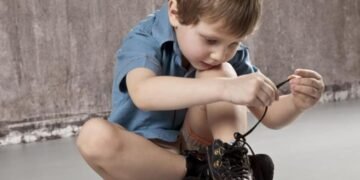 نشاط تعليمي لربط الحذاء بطريقة تدريجية