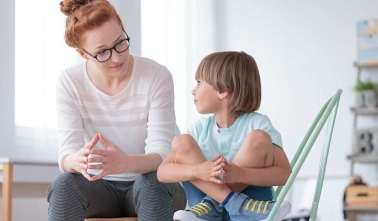 ما هي علامات الطفل السليم من التوحد: الدليل الشامل لمراحل النمو