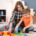 أم تدعم خطة التدخل العلاجي من خلال تعميم المهارات في البيئة المنزلية الطبيعية – أقوى أشكال التعلم للأطفال ذوي الاحتياجات الخاصة