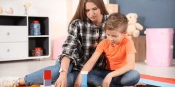 أم تدعم خطة التدخل العلاجي من خلال تعميم المهارات في البيئة المنزلية الطبيعية – أقوى أشكال التعلم للأطفال ذوي الاحتياجات الخاصة